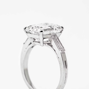 Elegante Anillo de Compromiso de Oro Blanco de 14K con Diamantes Cultivados en Laboratorio de Corte Esmeralda de 5.00ct en Engaste de Tres Piedras - Product Image 6