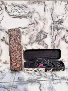 Estuche de Cuero Repujado a Mano Resistente al Calor para Rizador de Pelo, Estilo Western con Pelo de Vaca, Organizador Perfecto para Herramientas de Peinado - Product Image 4