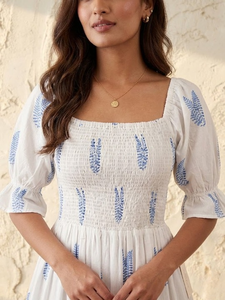 Robe décontractée en coton blanc et bleu à fleurs, faite à la main, col bateau, manches bouffantes, silhouette ajustée et évasée - Product Image 4