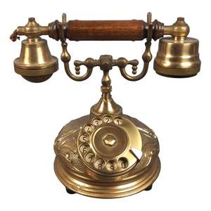 Teléfono decorativo de metal antiguo para la sala de estar, que agrega belleza nostálgica y valor artístico. - Product Image 1