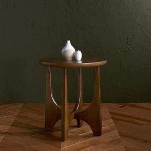 Table d'appoint en bois de qualité supérieure, fabriquée en bois dur de qualité pour une utilisation durable dans la chambre, le salon ou le coin lecture. - Product Image 2