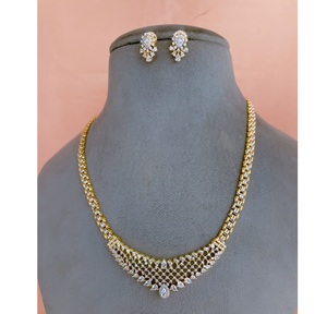 Conjunto de collar y aretes con piedras chapadas en oro de la mejor calidad y aspecto elegante para bodas y ocasiones festivas, colección para mujeres. - Product Image 1