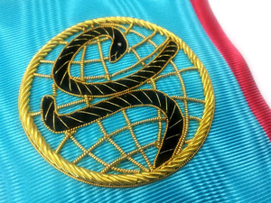 Banda de la Francmasonería Escocesa de Maestro Masón, Ecológica, de Mezclilla, con Bordado de 3 Estrellas y Hilos Metálicos, Bajo MOQ, Servicio OEM, Regalia Masónica Personalizada - Product Image 3