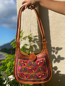 Sac à Bandoulière Vintage Fait à la Main en Cuir de Chèvre Rajasthani Broderie 9*11 Pouces Sac à Bandoulière pour Femme Vintage Traditionnel Multicolore Kashida - Product Image 2