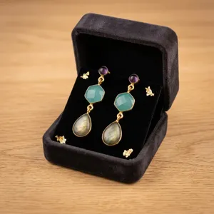 Boucles d'oreilles pendantes plaquées or 18 carats avec améthyste et labradorite, fermoir à tige, faites à la main, bijoux en pierre hexagonale de créateur - Product Image 3