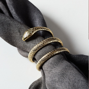 Un élégant porte-serviettes en spirale à thème serpent doré ajoute une touche audacieuse et exotique à votre table. Disponible aux prix de gros. - Product Image 1