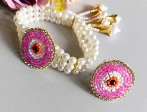 Élégant ensemble de bracelet et boucles d'oreilles en perles œil de turc rose, bracelet multi-brins en perles, breloque œil de turc artisanale en perles de rocaille - Product Image 2