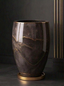 Jarrón de Porcelana Esmaltada de Lujo Moderno con Diseño de Vetas Doradas para Decoración de Interiores con Flores o Plantas Verdes - Product Image 3