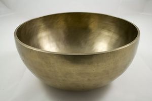 Bol chantant bouddhiste tibétain en laiton avec marteau de frappe, conçu pour la guérison des chakras, la méditation et la relaxation - Product Image 2