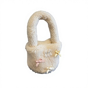 กระเป๋าโท้ทลำลอง Fluffy Boa พร้อมฝาปิดแม่เหล็ก สายสะพายเดี่ยว กระเป๋าถือแฟชั่นมินิมอลสุดอินเทรนด์ - Product Image 2