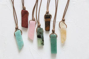 จี้คริสตัลลาพิสลาซูลีธรรมชาติ - จี้รูปทรงสี่เหลี่ยมผืนผ้าประดับพลอยสีน้ำเงิน หุ้มด้วยลวดทอง - หินบำบัดทางจิตวิญญาณ - Product Image 5