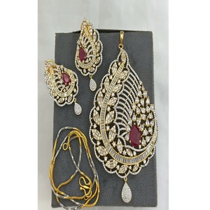 Conjunto de colgante con cadena y pendientes con piedras de circonita cúbica de diseño con acabado en oro radiante para bodas y fiestas, colección para mujeres. - Product Image 2