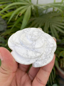 Sculpture de fleur de rose en howlite |   Fleur en cristal blanc sculptée à la main |   Décoration d'intérieur et cadeaux en pierres précieuses naturelles - Product Image 2