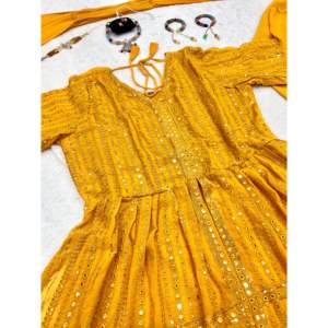 ชุดสูทปาร์ตี้สำหรับผู้หญิงดีไซน์เนอร์พร้อม dupatta บนล่างและแฟนซี - Product Image 4