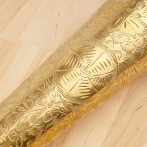 Vase en métal gravé au design traditionnel en forme de verre, finition dorée, pièce décorative idéale pour la décoration de table à la maison, accent de luxe - Product Image 2
