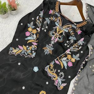Ensemble Kurta et pantalon en verre premium brodé style romain avec magnifique doublure et dupatta brodée en organza pour femme – Tenue ethnique de créateur - Product Image 4