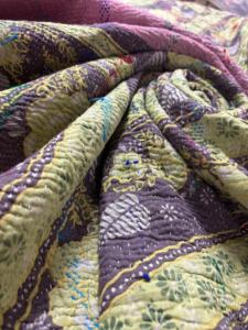 Großhändler für handgefertigte Vintage Kantha-Decken für Bohemian-Heimdekoration und nachhaltige Wendbare Bettdecken - Product Image 2