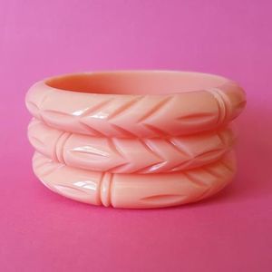 H CRAFT กำไลข้อมือเรซิ่นแบบซ้อนได้ กำไลข้อมือทำมือ คลาสสิก แฟชั่นสำหรับงานปาร์ตี้ เครื่องประดับผู้หญิง ลายแกะสลักลายดอกไม้ ลายคู่รัก - Product Image 2