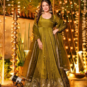 Salwar Kameez moderne en soie épaisse et croustillante pour les occasions de mariage et de fête de Diwali, spécial Karwa Chauth - Product Image 1