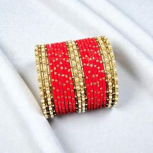 ชุดกำไลข้อมือเจ้าสาวชุบทองคำประณีต พร้อมไข่มุกเทียมคุณภาพพรีเมียมและงานประดับด้วยหินคุณดัน ดีไซน์แบบคังกันแบบดั้งเดิม - Product Image 5