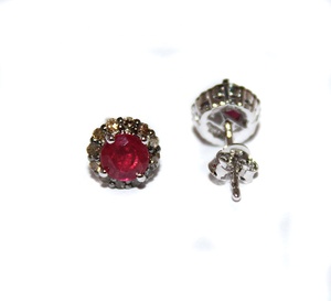 Vente en gros de boucles d'oreilles clous en argent sterling 925 massif avec halo de diamants et rubis naturels ronds, Memoria Jewels - Product Image 4