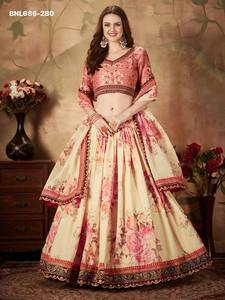 ผู้จัดจำหน่ายชุดเลเฮนกา-โชลี ผ้าออร์แกนซ่าคุณภาพสูง พิมพ์ลายดอกไม้ พร้อมงานปักดิ้นดอริ-ซารี-เรชซัม-เลื่อม จากอินเดีย - Product Image 3