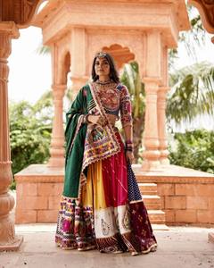 Lehenga Choli con Estampado Digital de Bloques de Color y Trabajo de Espejo, Dupatta de Encaje, Algodón Muselina, Atuendo Étnico para Fiesta de Boda para Mujer - Product Image 1