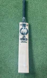 Bate de críquet MB Malik UMZ de madera de sauce inglés, ligero y duradero, recomendado por Sameer Minhas, con cubierta antideslizante de 40 mm para mayor agarre. - Product Image 2