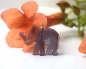 Pendentif éléphant de créateur avec serti clos de pierres précieuses, breloque animale, style bohème, plaqué or 18 carats, certifié IGI, 7,2g, pour soirée et mode - Product Image 4