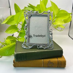Cadre photo en métal design, décoration de table haut de gamme par Tradebyd - Product Image 2