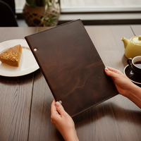 Couverture et porte-menu en cuir premium personnalisés, couleur marron, avec option de logo personnalisé, en vente au prix de gros