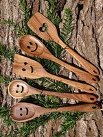 Ensemble d'ustensiles de cuisine de luxe écologiques en acacia poli à la main avec motif souriant, couverts durables pour la cuisine et le camping