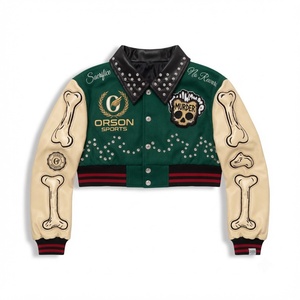 Chaqueta Varsity Corta con Logotipo Personalizado para Mujer, Chaqueta Bomber Punk con Parches de Calaveras y Huesos, Chaqueta Letterman con Mangas de Cuero con Pedrería - Product Image 5