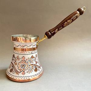 Cezve turque vintage artisanale en métal avec longue poignée en bois pour la préparation et le service du café sur cuisinière - Product Image 4
