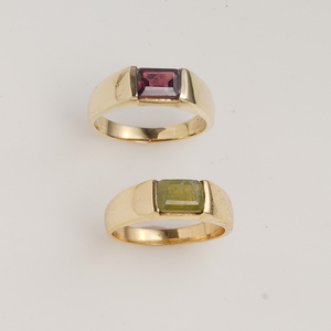 Anillo de Sello con Granate Rojo Corte Esmeralda, Tono Dorado, Anillo de Declaración Audaz, Joyería de Diseño Minimalista Moderna Hecha a Mano, Joyería Unisex - Product Image 6