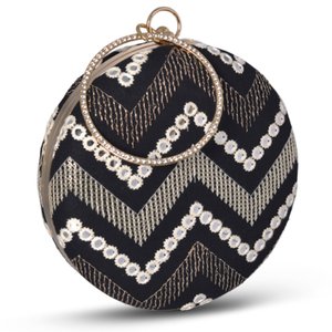 Pochette noire brodée avec des fils et des paillettes - Product Image 2