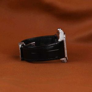 Elegante Reloj de Cuarzo Analógico Plateado para Hombre con Detalles de Diamantes Moissanite, Correa de Cuero Negra, Cierre Oculto, Cristal de Zafiro, Movimiento ETA - Product Image 3