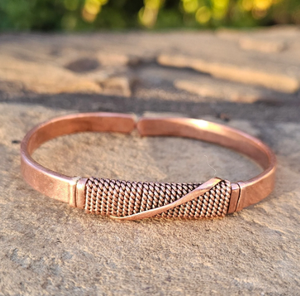 Brazalete Abierto con Acento de Barra Diagonal y Bobina de Alambre, Joyería Metálica Hecha a Mano, Regalo Promocional Novedoso - Product Image 1