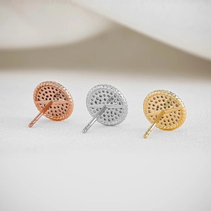 Boucles d'oreilles clous en argent sterling 925, pavé complet de moissanite couleur D VVS, certifiées IGI, serties griffes, motif floral tendance, pour hommes et femmes - Product Image 6