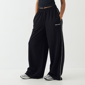 Pantalon de jogging ample et décontracté pour femme, noir, surdimensionné, en polyester et coton, avec logo personnalisé - Product Image 3