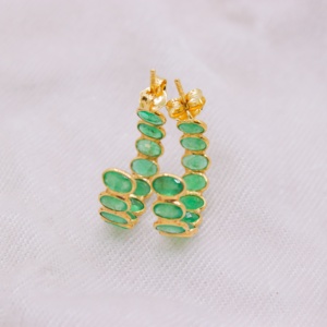Vente en gros de boucles d'oreilles créoles en or jaune 18 carats avec émeraude ovale naturelle et pierres multiples serties, Memoria Jewels - Product Image 6