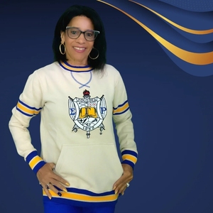 Sudadera Casual de Felpa con Bolsillo y Cuello Redondo, Bordado de Letras Griegas Personalizadas, con el Escudo de Sigma Gamma Rho - Product Image 1