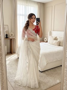 Sari Royal Fendy Sartin scintillant avec une magnifique bordure artisanale du Jharkhand et un chemisier à motif contrastant rouge sur le col - Product Image 6