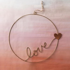 Couronne murale minimaliste en fil métallique doré avec un élégant écriture cursive « Love » et un charmant accent cœur en cuivre - Product Image 4