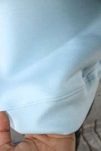 Sudadera HONEYCOMBS SKY BLUE con cuello alto, 100% azul, con apliques bordados, cuello ancho, hilos finos - Product Image 4