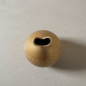 Impresionante Florero de Metal Dorado con un Patrón Texturizado Escalonado y un Diseño de Cuello Curvo Único para Decoración Moderna del Hogar - Product Image 3
