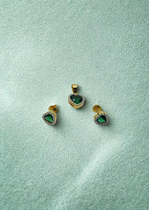 Élégantes boucles d'oreilles en or 22 carats avec pierre verte en forme de cœur et pendentif assorti, ensemble de bijoux de créateur élégants pour femmes - Product Image 2