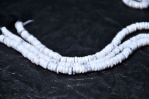 Cuentas facetadas de howlite para la fabricación de joyas - Product Image 3