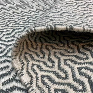 Alfombra Kilim Moderna de Tejido Plano con Diseño Geométrico Chevron en Blanco y Negro, Tejida a Mano con Algodón y Lana, con Flecos y Pelo Corto - Product Image 1