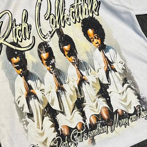 เสื้อยืดแขนสั้นสีขาวพิมพ์ลายรูปภาพสำหรับผู้ชาย รุ่น Rich Collective ทรงโอเวอร์ไซส์ คอโอ ปกติ ผ้าฝ้าย 100% - Product Image 5